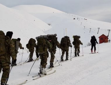 H xειμερινή εκπαίδευση των Ευέλπιδων στα χιόνια! (φωτό)